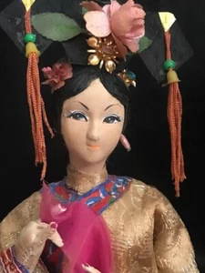 ASIAN 1970s GEISHA DOLL FIGURINE WITH MADE IN TAIWAN REP OF CHINA AWARD STICKER - Picture 1 of 23