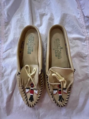 Zapatillas para mujer Minnetonka Slide On mocasines talla 6,5 cuentas indígenas nativas Foto 1 de 4