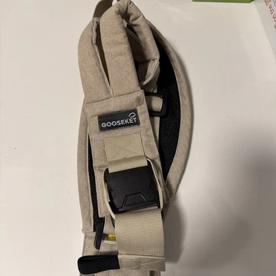 Eslinga Gooseket para niños pequeños caqui Foto 1 de 2