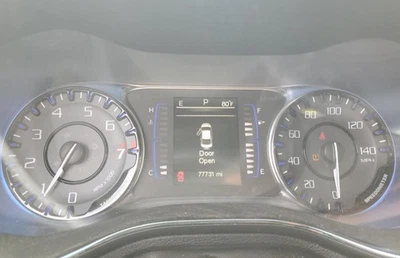 Cuadro medidor velocímetro 200 OE 2015 77 k millas Chrysler Foto 1 de 4