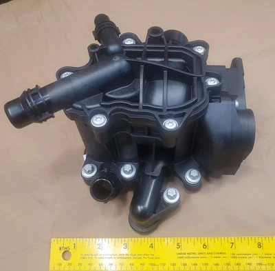 Carcasa termostato 11537644811 para BMW 530i 430i Foto 1 de 4