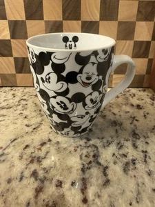 Taza de café Disney Mickey Mouse con patrón de cara en blanco y negro - Imagen 1 de 3