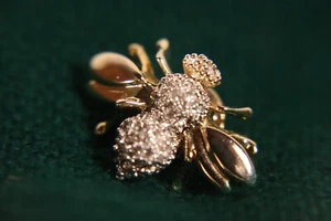 Vintage Small Bee Gold Tone Metal Jeweled Broach .75" - Picture 1 of 3