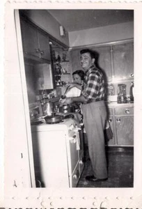 Funny Happy Jim Nabors Gomer Plyle Looking Guy At Stove In Retro Kitchen Photp - Picture 1 of 1