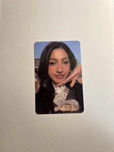 KATSEYE Lara Sucher in Seoul offizielle Fotokarte - Hanbok Ver. - Bild 1 von 1