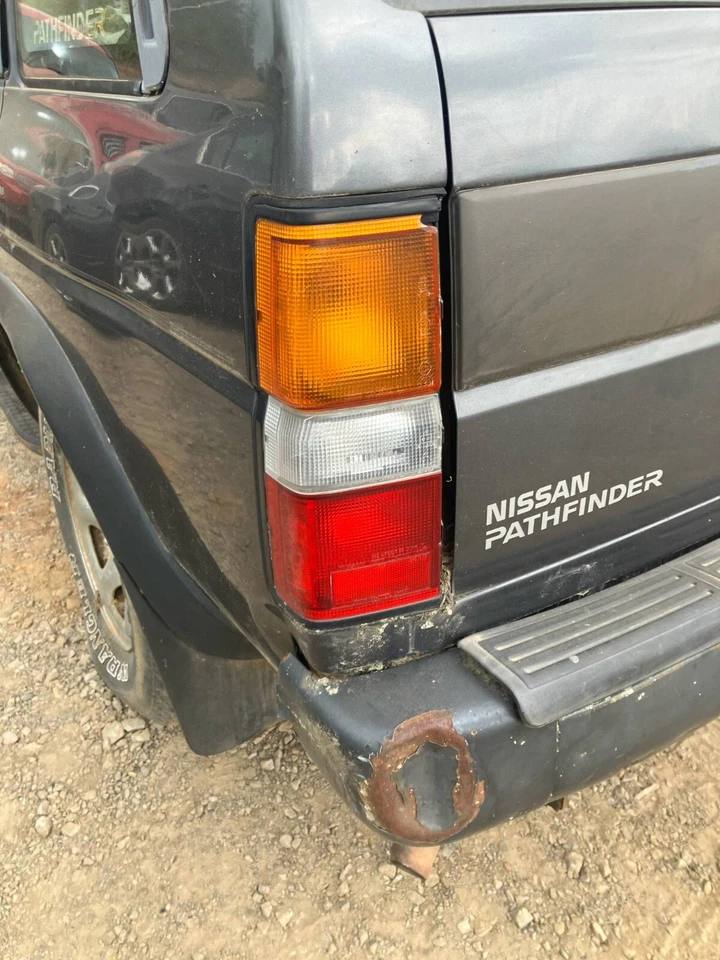 Luz trasera izquierda Nissan Pathfinder 1993; OEM Foto 1 de 1