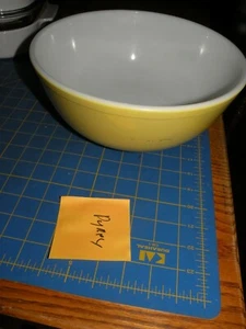 Pyrex Primary Yellow 4 Qt Mixing Bowl TM REG #404 - Picture 1 of 3