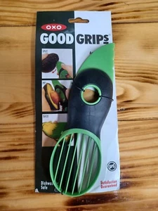 Cortadora de aguacate 3 en 1 OXO Good Grips (divide, hoyos y rebanadas de forma segura) nueva en paquete - Imagen 1 de 2