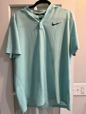 Polo de golf Nike Dri-Fit cuello con textura blanco con logotipo plateado para hombre talla XLarge Foto 1 de 3