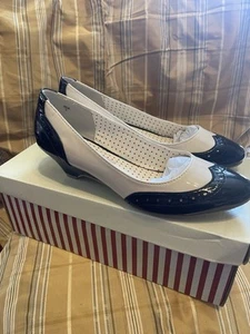 B. A. I. T. Cream and black spectator shoes size 7 NWT - Picture 1 of 4