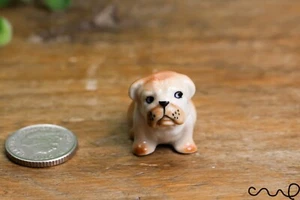 Bulldog de cerámica hecho a mano pequeño sentado marrón miniatura mini adorno para perro - Imagen 1 de 9