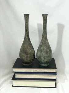20. Jahrhundert JAPANISCHE BRONZEFLASCHENVASEN patiniert 9 Zoll HT 2 Paar - Bild 1 von 6