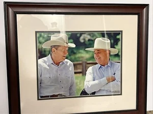Ronald Reagan trifft sich mit Michail Gorbatschow 13 1/2"" x 10 1/2"". Hochglanzfoto gerahmt - Bild 1 von 10