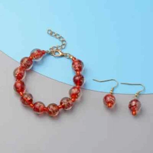 Neu ohne Etikett rot farbiges Glas verstellbares Armband und Ohrringe in goldfarben - Bild 1 von 4