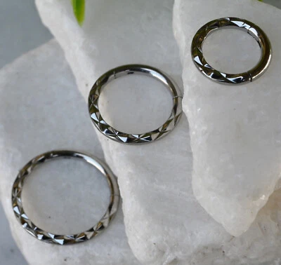 Anillo de segmento con bisagras estilo facetado frontal clicker de tabique acero quirúrgico 316L 1 pieza Foto 1 de 4