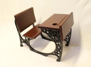 PLEASANT COMPANY AMERICAN GIRL DOLL SAMANTHA SCRIVANIA SCUOLA LEGNO E FERRO - Foto 1 di 10