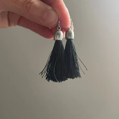 Pendientes Borla Negra Tono Plata Colgantes Flecos Joyería Clásica Normcore Foto 1 de 4