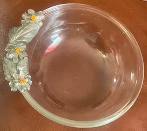 Vintage Arcoroc Klarglas Nussschale mit Sandguss Aluminium Floral Akzent - Bild 1 von 5