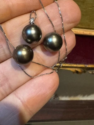 Ciondolo E Paio Di Orecchini Oro 18 Kt Perle Tahiti 8/9 Mm E Diamante  - Immagine 1 di 4