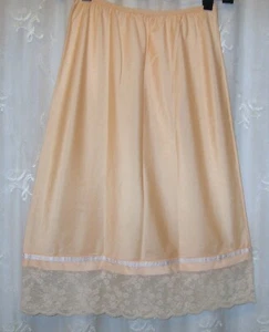 NEW VTG SMALL DEENA PEACH/5" BEIGE LACE TRIM SILKY SATIN OLD HOLLYWOOD HALF SLIP - Picture 1 of 3