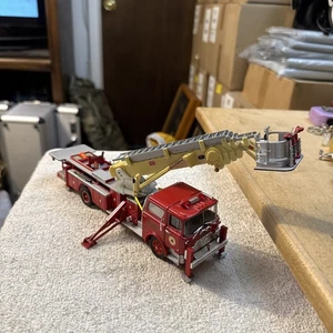 Corgi Limited Edition Mack CF Tower - Philadelphia Fire Truck Die-Cast - Bild 1 von 24