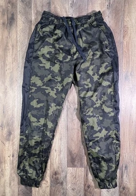 Pantalones de chándal Nike Sportswear tejidos camuflados verdes negros pequeños BV2981-331. Foto 1 de 4
