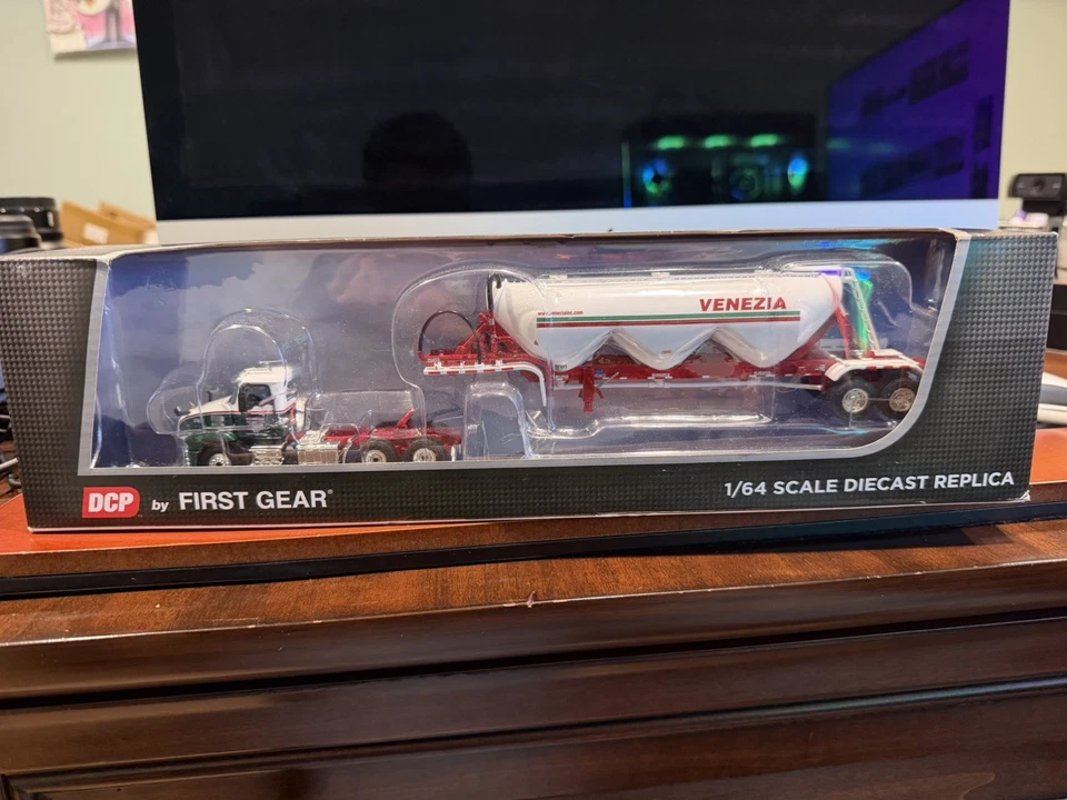 Camión fundido a presión DCP 1/64 PRIMERA MARCHA VENEZIA Foto 1 de 1