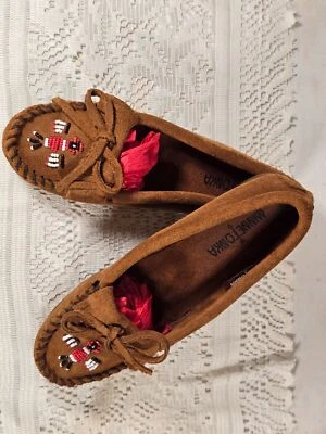 Mocasines de suela dura Minnetonka Thunderbird Animikii para mujer Foto 1 de 4