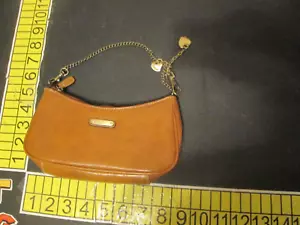 Bolso de mano marrón con dijes para corazón y espejo - Imagen 1 de 7