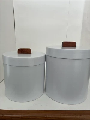 "Juego de 2 botes de metal blanco para caja y barril con perilla de madera de 6,75"" y 5,5"" de alto" Foto 1 de 4