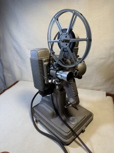 Proyector de películas vintage Revere modelo 85 8 mm funcionando con estuche Chicago EE. UU. - Imagen 1 de 12