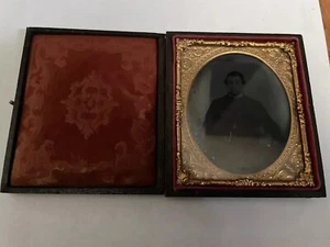 Altes goldgerahmtes Farbfoto auf Glasheft des sitzenden Mannes - Bild 1 von 6