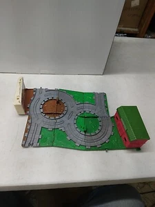 2009 Thomas the Train Take N Play MCCOLL'S FARM Playset  - Afbeelding 1 van 7