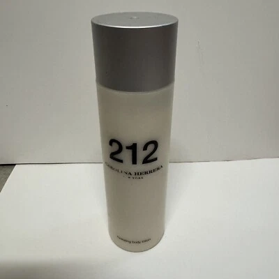 Loción corporal hidratante Carolina Herrera 212 8,5 OZ Foto 1 de 3