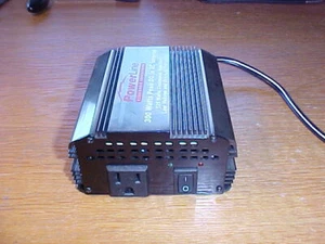 US Norm KFZ Wechselrichter Spannungswandler von 12VDC auf 110VAC 125 Watt RMS - Bild 1 von 6