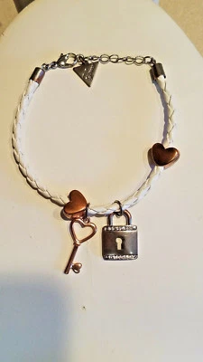 Pulsera GUESS para mujer de imitación de cuero blanco, oro rosa y diamantes de imitación con llave** Foto 1 de 4