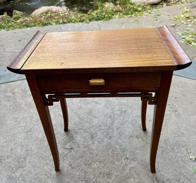 Антикварный приставной столик в стиле арт-деко из бакелита красного дерева с ручкой Ferguson Bros. 3103 - Изображение 1 из 4