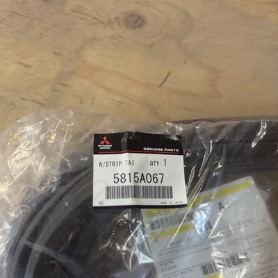 Portón trasero genuino Mitsubishi Weatherstrip 2014-2022 Mitsubishi Outlander Foto 1 de 2