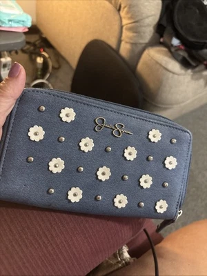 Cartera Jessica Simpson floral con tachuelas Foto 1 de 4