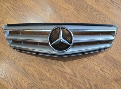 Rejilla Mercedes Benz C250 C300 C350 2008-2014 OEM A204 880 0023 A2048800023 Foto 1 de 4