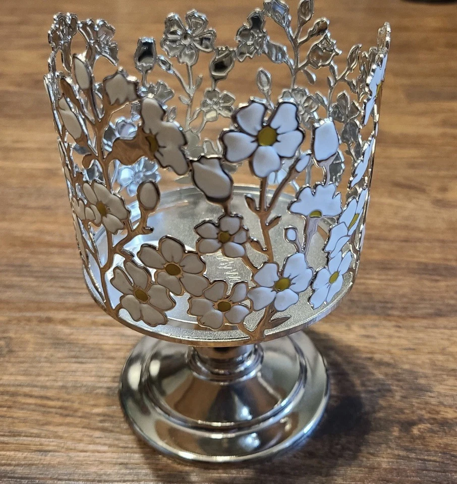 Candelabro Margarita Bath & Body Works. Tiene capacidad para 3 velas de mecha. Foto 1 de 2