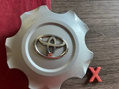 #X 1) 2013-15  TOYOTA Land Cruiser  Silver Center Cap 4260B-60260 - Image 1 of 4