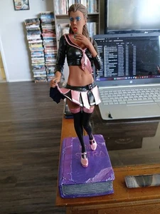 Katholisches Schulmädchen steht auf dem Karma Sutra im Maßstab 1:6 - Bild 1 von 8