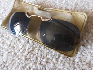 NEW SLIP ON SUNGLASSES LENS IN ORIGINAL PACKAGING METAL CLIP - Picture 1 of 5