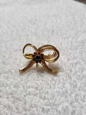 Broche de alambre tono dorado prendedor lazo cinta con piedras verdes y rojas Foto 1 de 4