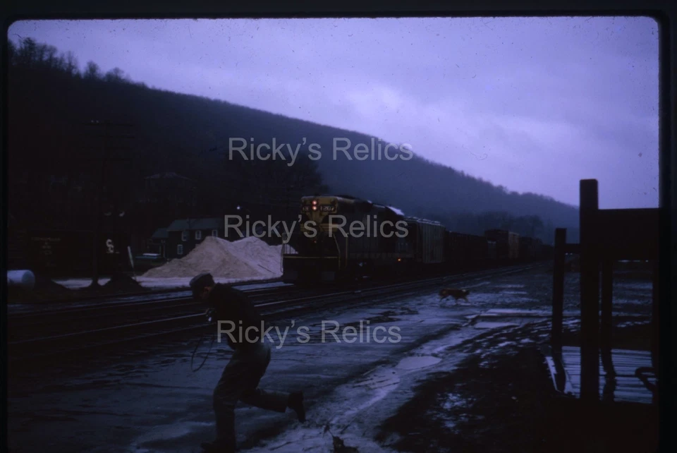 Diapositiva original EL #1207 EMD GP7 Erie Lackawanna Owego NY 1964 acción de patio Foto 1 de 4