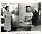1970 Press Photo The Duke of Windsor confers with a lady - hpa34028