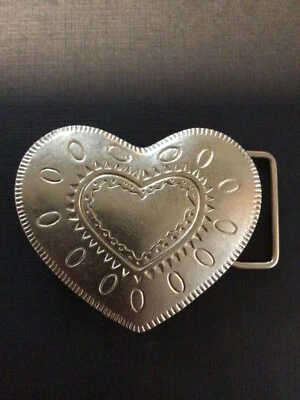 Hebilla de cinturón en forma de corazón para mujer se adapta a cinturones de hasta 1,25" de ancho Foto 1 de 2