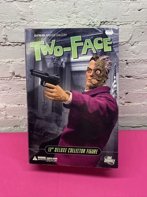 Figura de acción Two Face escala 1:6 Deluxe Collector Series DC Direct 13” Batman Foto 1 de 4