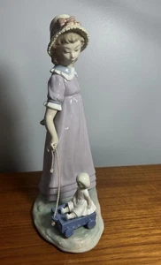 Figurine vintage LLADRO fille avec wagon jouet fait main en Espagne #5044 - Photo 1/6